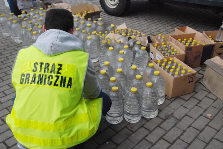 Straż Graniczna przekazała prawie 1000 litrów nielegalnego alkoholu dla szpitala