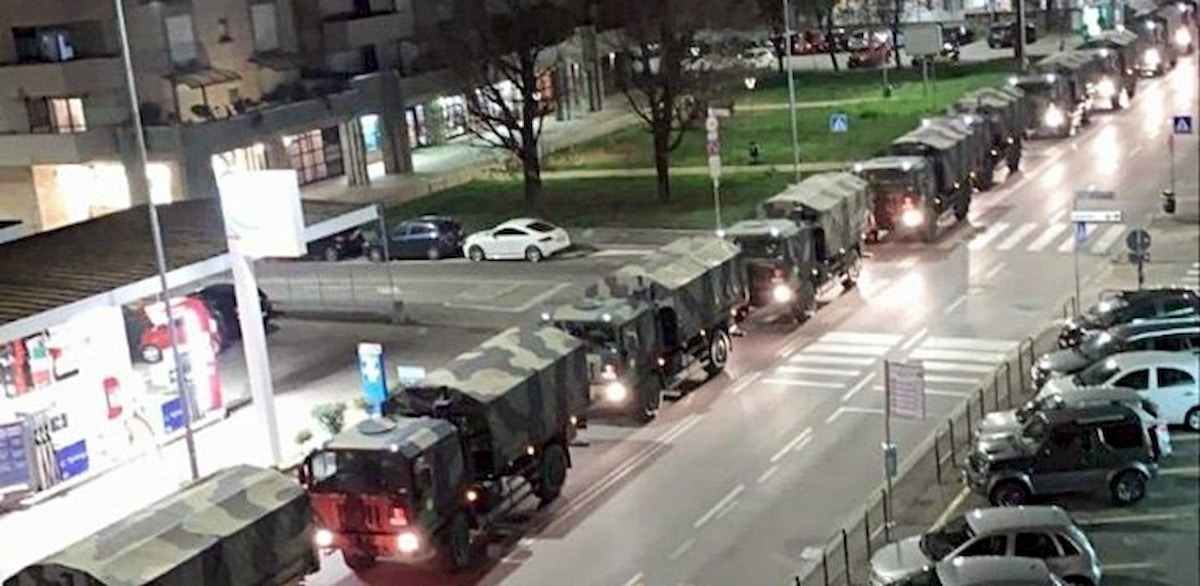 Ciężarówki włoskiej armii wywożą zwłoki ofiar epidemii. Fot. Internet.