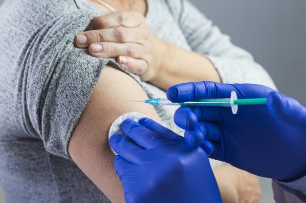 Pierwsza dawka szczepionki firm Pfizer/BioNTech ogranicza infekcje o 33-60 proc.