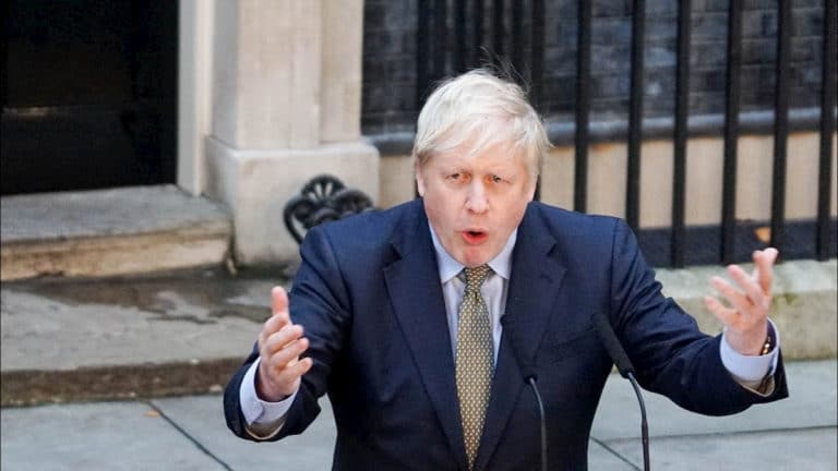 Boris Johnson potępia rozruchy w stolicy Irlandii Północnej.