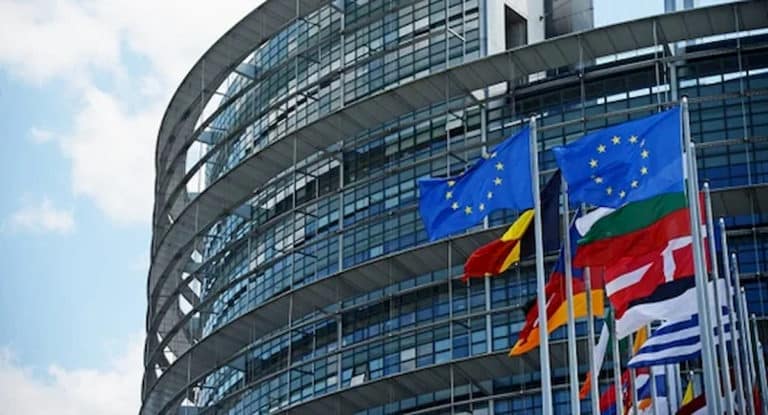 Parlament Europejski próbuje zmienić porozumienie Rady Europejskiej w sprawie budżetu UE. Jak głosowali polscy europosłowie?
