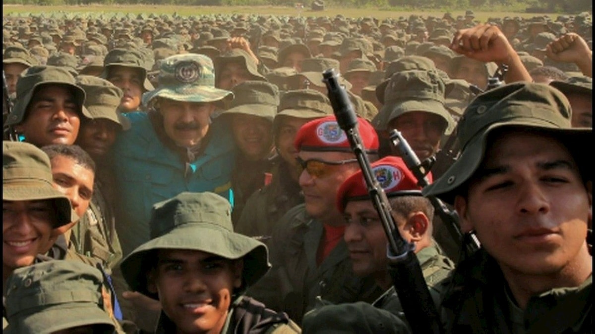 Nicholas Maduro wśród swoich żołnierzy. Fot. Internet