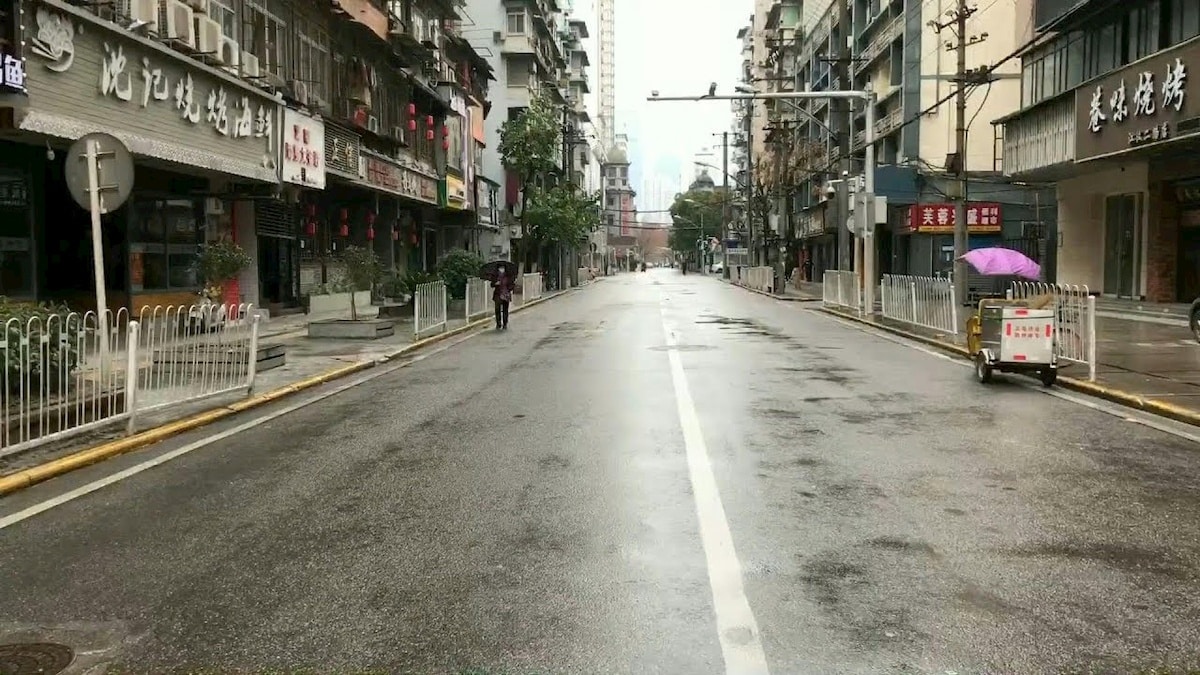 Opustoszała ulica w Wuhan. Fot. Internet