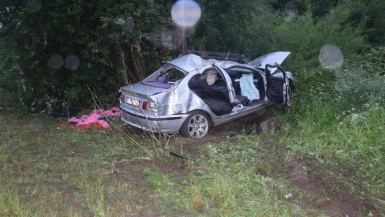 18-letni kierowca BMW uciekał przed policją! Uderzył w słup i zginął na miejscu
