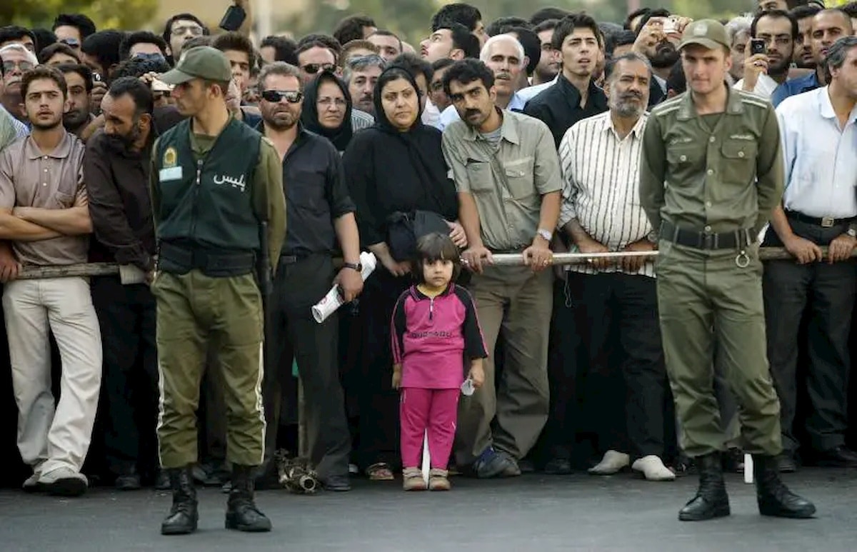 Tłum na publicznej egzekucji w Iranie. Fot. domena publiczna