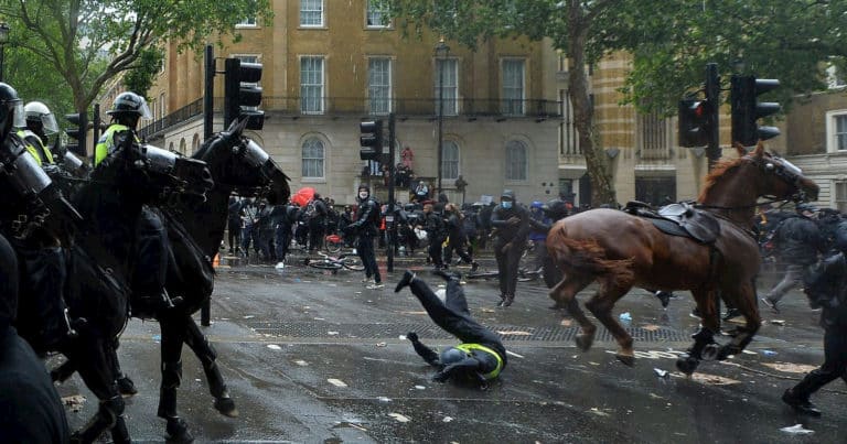Zamieszki w Londynie. Policja celem ataku