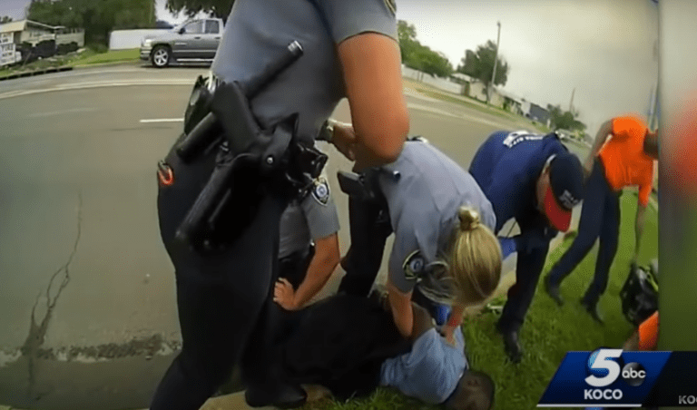 Szokujące nagranie z USA! Kolejny człowiek uduszony kolanem przez policjanta
