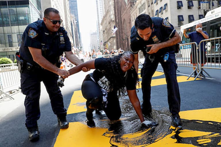 Nowojorska policja pozwana za nadmierne użycie siły wobec demonstrantów. Ale…chodzi tylko o demonstracje BLM