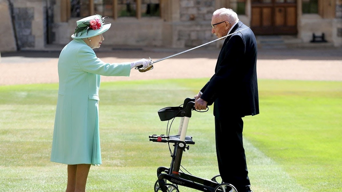 Elżbieta II i sir Tom Moore. Fot. YouTube