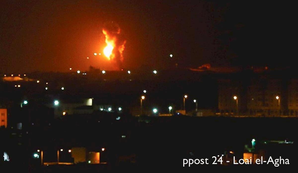 Nocny atak izraelskiego lotnictwa na Strefę Gazy. Fot. Twitter