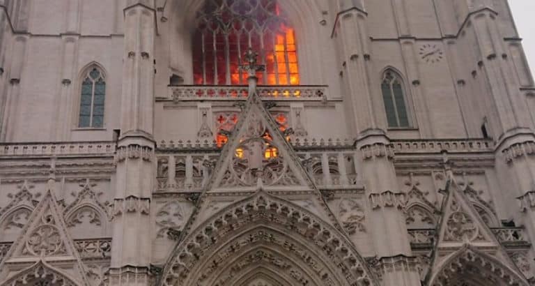 Płonie katedra w Nantes. Policja nie wyklucza podpalenia [VIDEO]