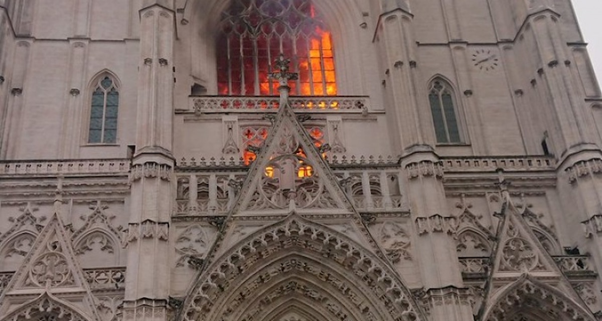 Płonąca katedra w Nantes. Fot. YouTube