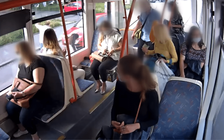 Gapowicz ucieka z autobusu przed kontrolerem biletów i wpada pod nadjeżdżające auto! VIDEO