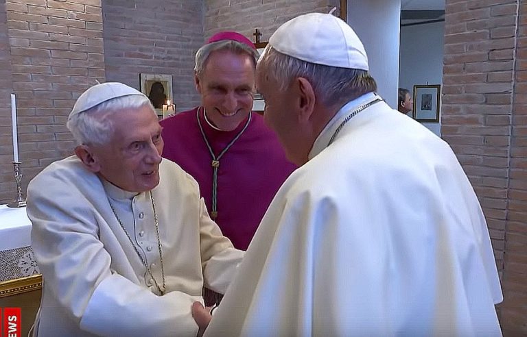 Papież Franciszek i Benedykt XVI zostali zaszczepieni przeciw Covid-19