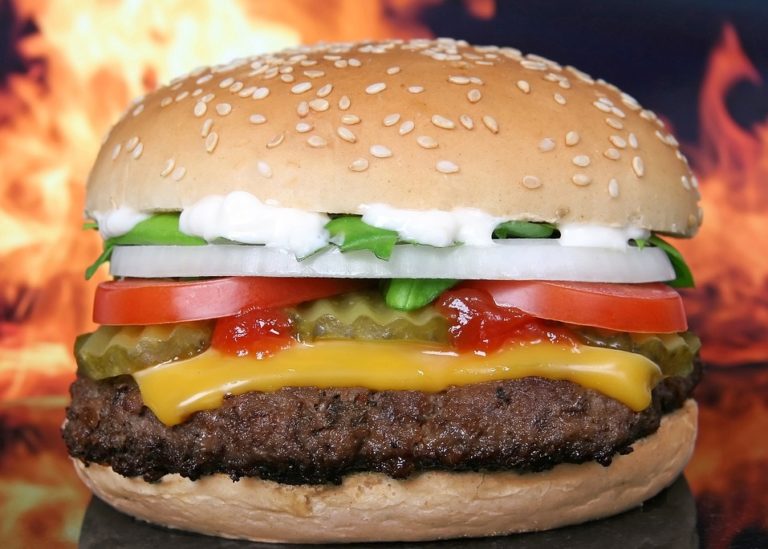 Niebezpieczna bakteria w hamburgerach! GIS wycofuje skażone produkty ze wszystkich sklepów