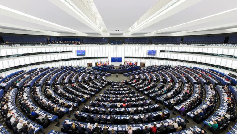 Kuriozalny proces! PE uderza w KE z powodu braku działań wobec Polski i Węgier!