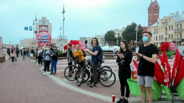Wielotysięczne demonstracje w Mińsku [video]