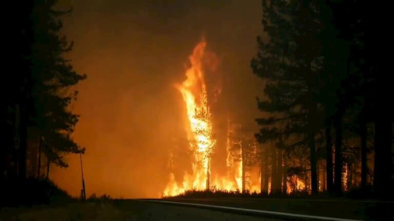 Ewakuacja mieszkańców Kalifornii przed pożarem