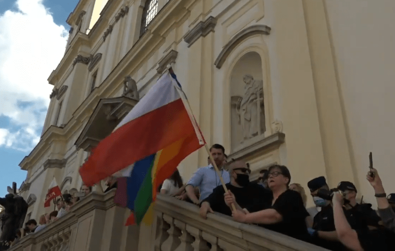 Dziennikarz TV Trwam wyrwał flagę aktywiście LGBT! Wszystko nagrały kamery