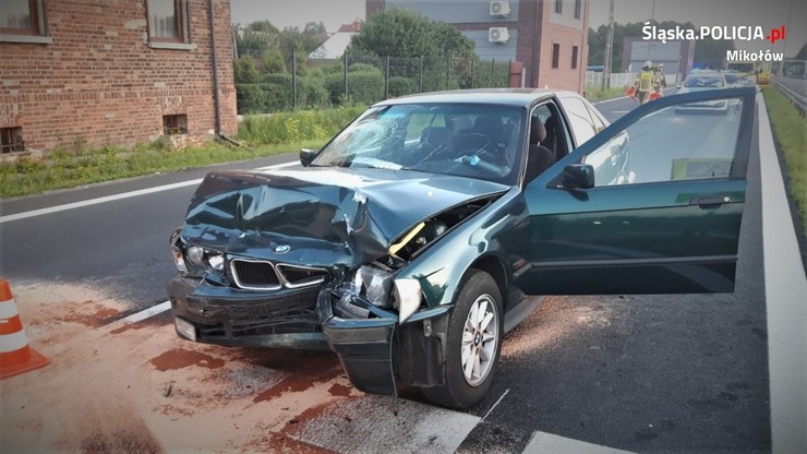 BMW uderzyło w samochód, który zatrzymał się przed pasami na których była matka z trójką dzieci
