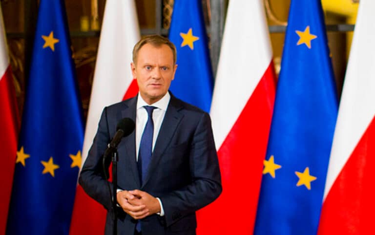 Polacy wybrali szefa opozycji. Tusk słabnie, Budka ma problem