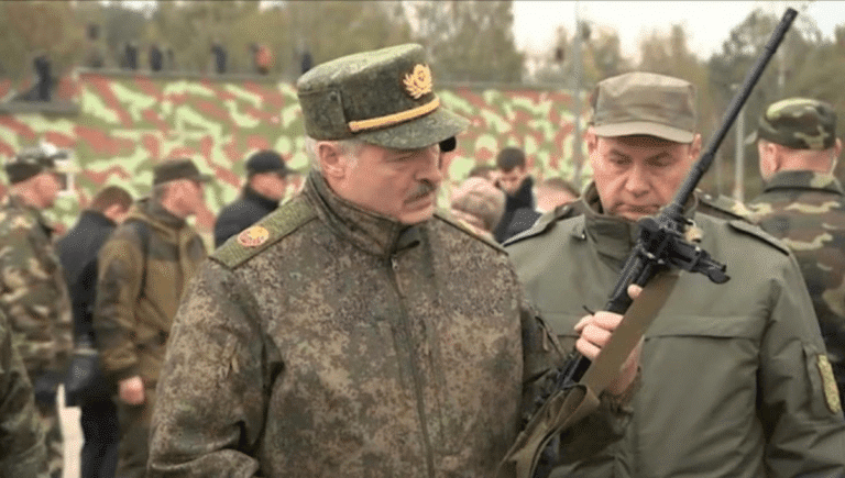 Łukaszenko pręży muskuły. Otacza się wojskiem i mówi o zagrożeniu Białorusi