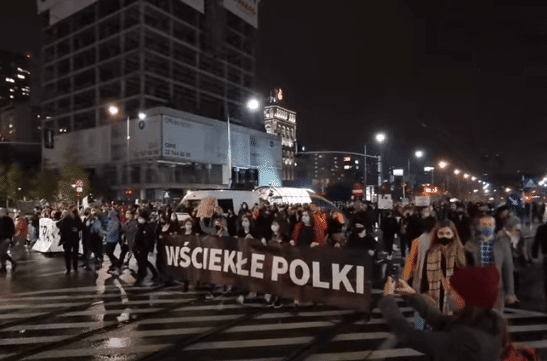 Śpiewająca pikieta w Poznaniu. Strajk Kobiet szokuje i prowokuje “aborcyjnymi kolędami”