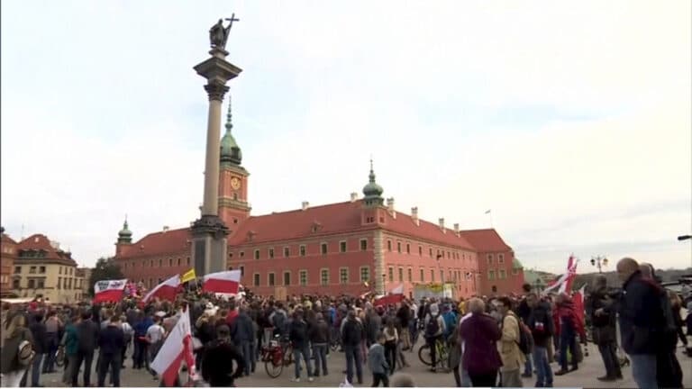 W Warszawie demonstrowali przeciwnicy obostrzeń antycovidowych