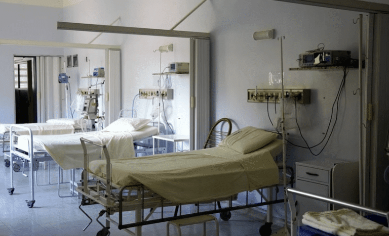 Zmniejsza się w szpitalach liczba chorych na COVID-19