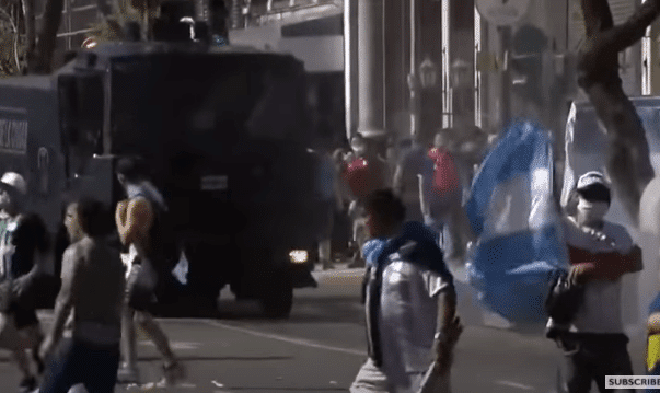 Burzliwe pożegnanie Argentyńczyków z „Bogiem” piłki nożnej. Na ulicach miast wybuchły zamieszki