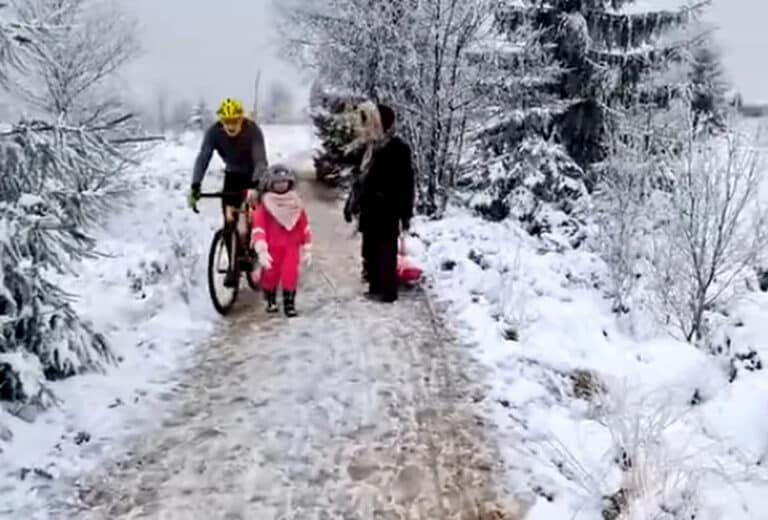 Rowerzysta kopnął dziecko, bo… tarasowało mu drogę [WIDEO]