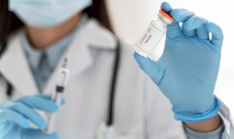 Francja wstrzymuje szczepienia preparatem AstraZeneca