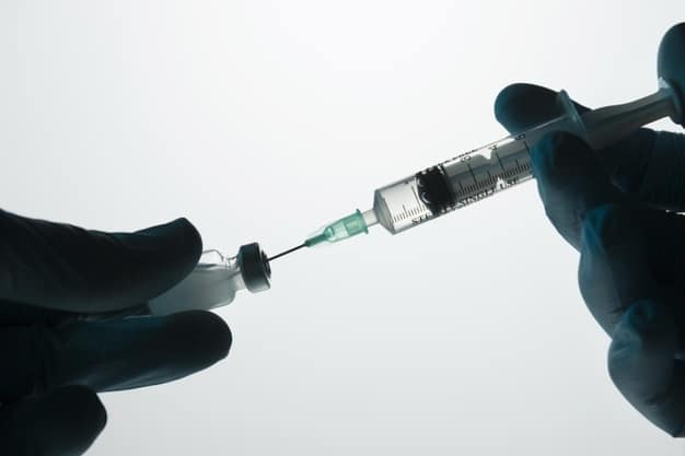 Szczepionka Pfizer mniej skuteczna od informacji koncernu. Taką opinię przedstawił znany izraelski epidemiolog