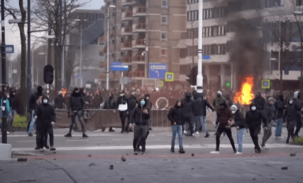 Zamieszki przeciwko kwarantannie w Holandii. Tysiące młodych ludzi protestuje na ulicach