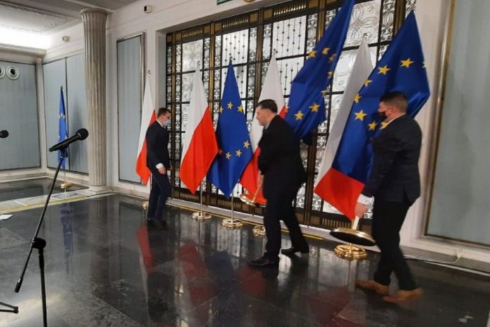 Posłowie Konfederacji wynieśli flagę UE z Sejmu!  „Precz z okupacją brukselskich komunistów”
