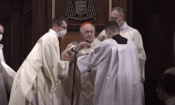 PILNE! Kardynał Nycz zasłabł podczas sprawowania Mszy Świętej! WIDEO