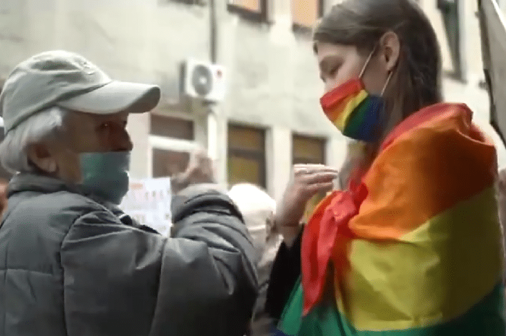 Aktywistka LGBT przeszkadzała ludziom w modlitwie. Wówczas doszło do wzruszającej sytuacji