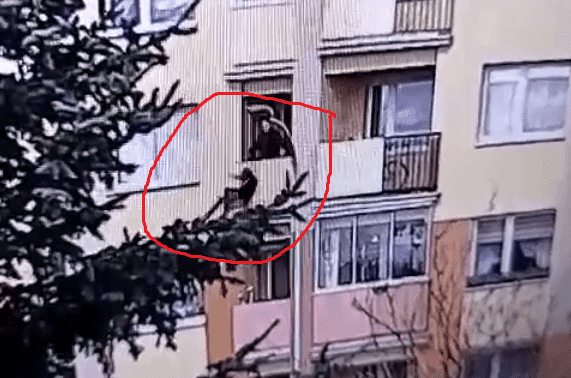 Horror w Suwałkach! Wnuczek wyrzucił babcię przez balkon. Wszystko zostało nagrane
