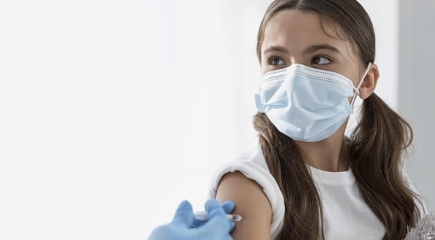 Czy powinniśmy szczepić dzieci przeciw COVID-19? Podzielone głosy ekspertów