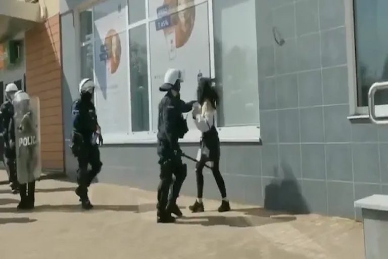 Brutalna akcja policji w Głogowie. Kobieta została powalona i zbita pałką przez gliniarza! [VIDEO]