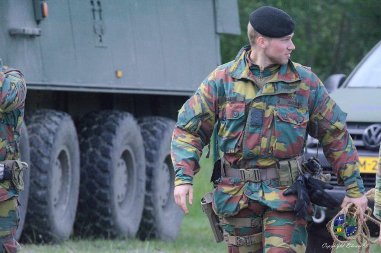 Antyszczepionkowy partyzant. Belgijski żołnierz zabrał karabin i uciekł do lasu