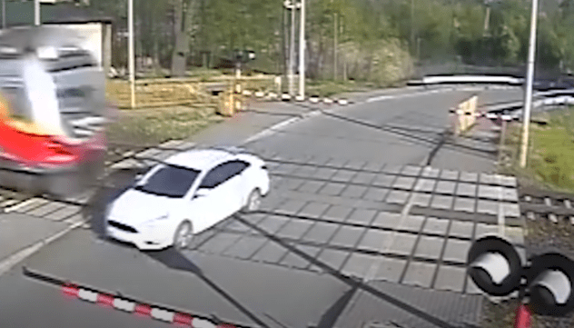 Przerażający wypadek w Radziwiłłowie! Rozpędzony pociąg zmiótł samochód osobowy