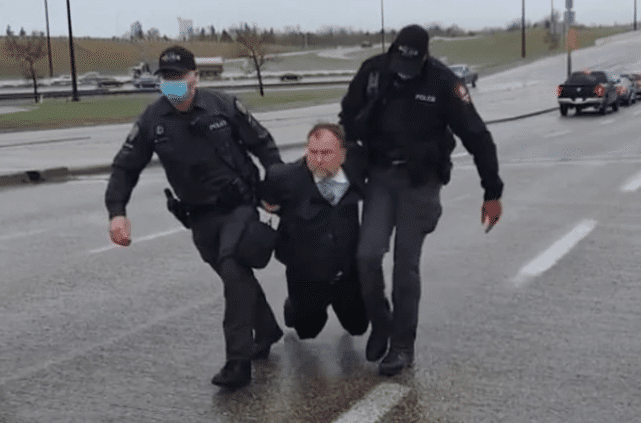 Polski pastor zatrzymany za zorganizowanie modlitwy! Wcześniej wyrzucił policję z kościoła WIDEO