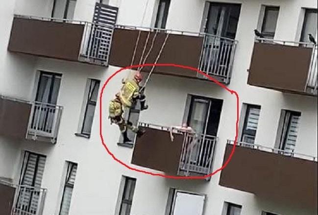 Niesamowita i dramatyczna akcja w Krakowie! Strażacy uniemożliwili próbę samobójczą