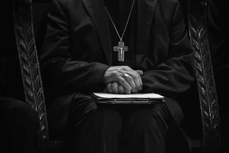 Arcybiskup mówi o ekskomunice dla polityków popierających aborcje. „To ostatnia deska ratunku dla błądzących katolików”