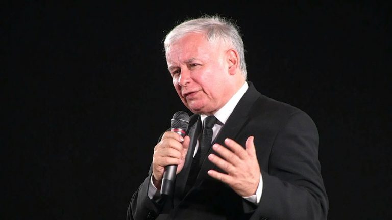Co się dzieje z Jarosławem Kaczyńskim? Na konwencję Republikanów przyszedł w różnych butach?!