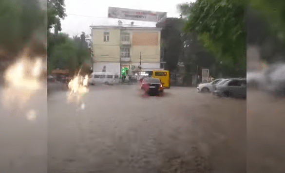 W Polsce upały, na Krymie potop! Szokujące nagrania niszczącej wody