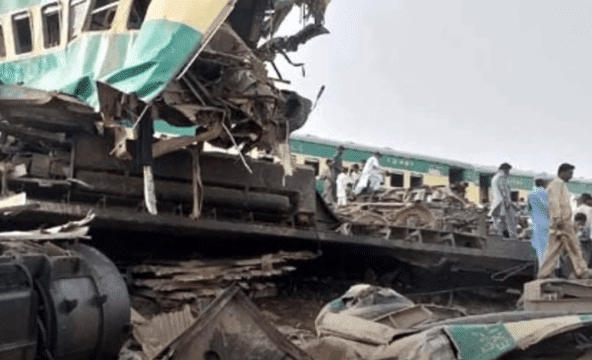 Ponad 30 ofiar śmiertelnych katastrofy kolejowej w Pakistanie. Zmiażdżeniu uległo 14 wagonów obu pociągów
