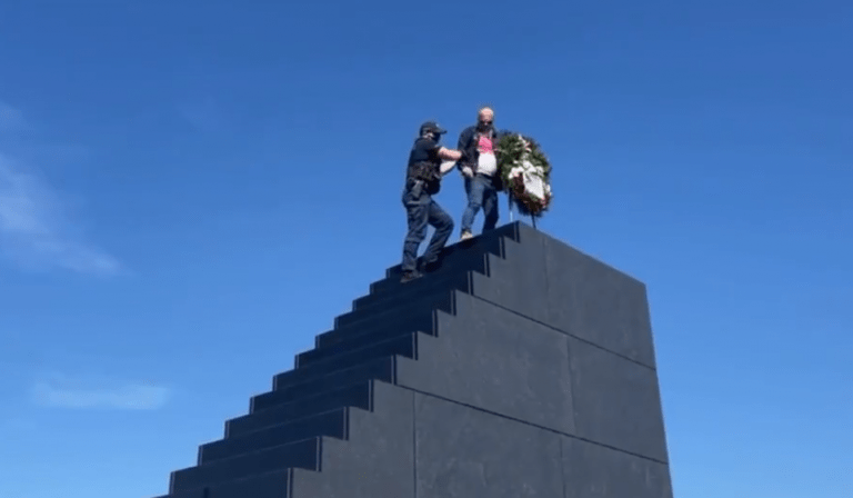 Policja ganiała po Pomniku Ofiar Katastrofy Smoleńskiej mężczyznę, który ukradł wieniec!