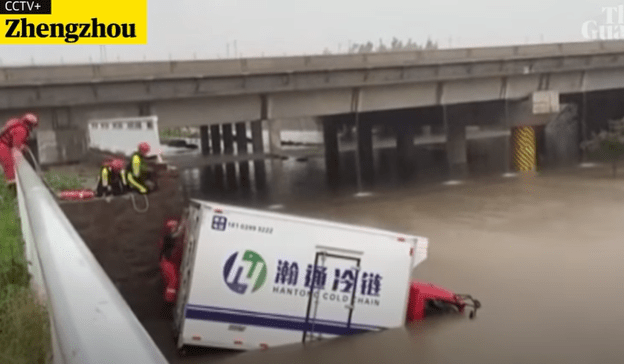 Katastrofalna powódź w Chinach. Ludzi topią się metrze!
